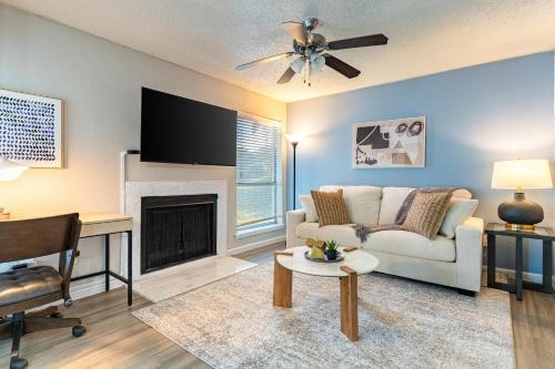 Landing Spectacular 1BD Pool