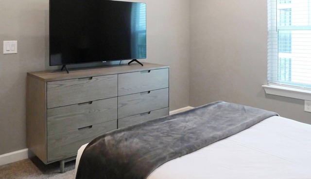 Landing | Spectacular 2BD, Gym, Pool