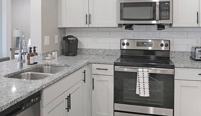 Landing | Spectacular 2BD, Gym, Pool
