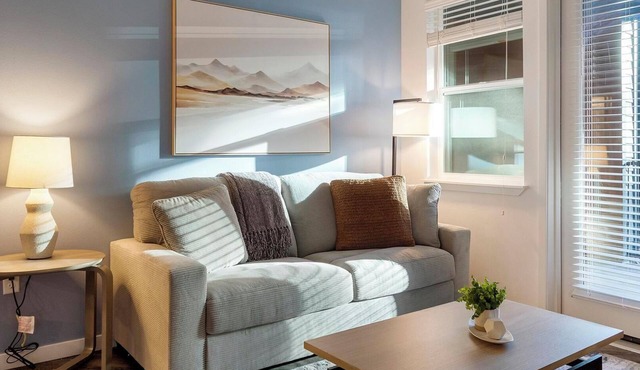Landing | Stunning 2BD, Gym, Pool