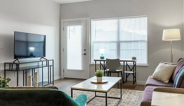 Landing | Stunning 1BD, Pool, Gym