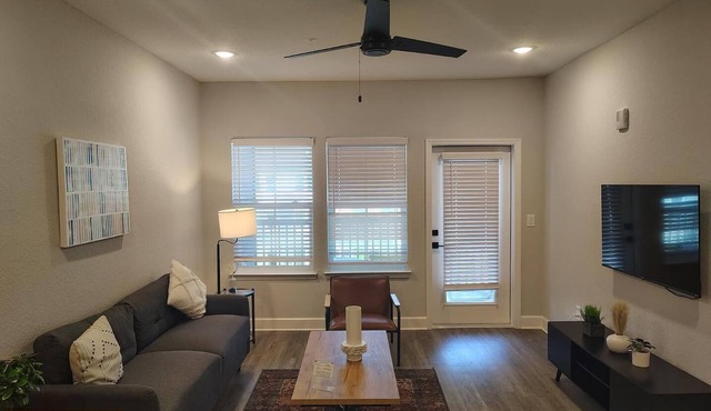 Landing | Stunning 1BD, Gym, Pool