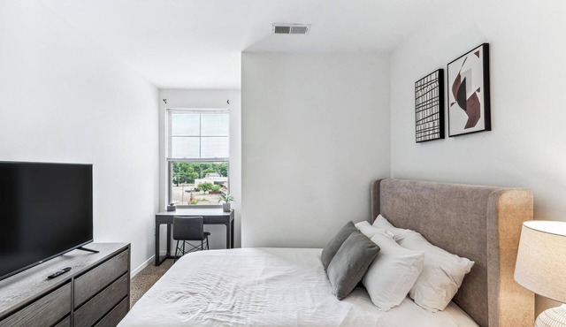 Landing | Stunning 1BD, Gym, Pool