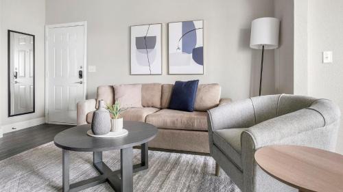 Landing Stunning 1BD Gym Pool