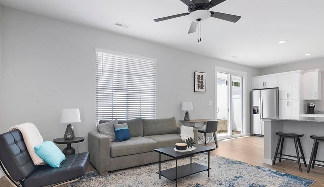 Landing | Stunning 1BD, Pool, Gym