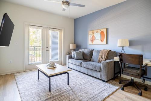Landing Stunning 1BD Pool Gym