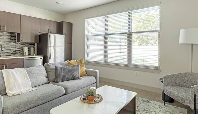 Landing | Stunning 1BD, Pool, Gym