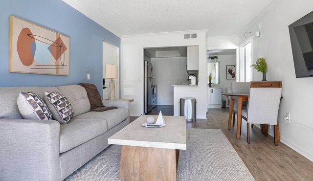 Landing | Stunning 1BD, Gym, Clubhouse