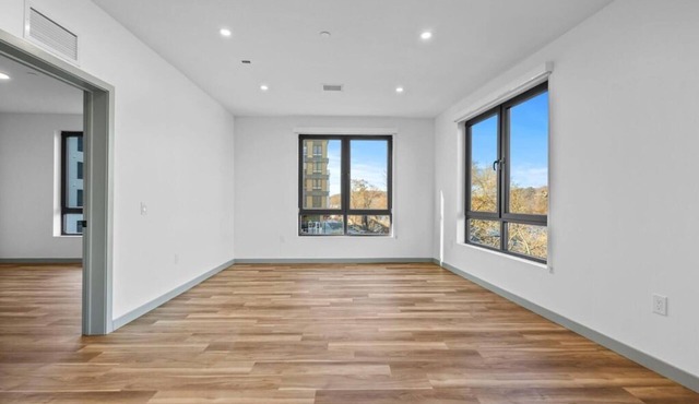 Landing | Stunning 1BD, Pool, Gym