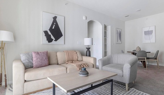 Landing | Stunning 2BD, Clubhouse, Pool