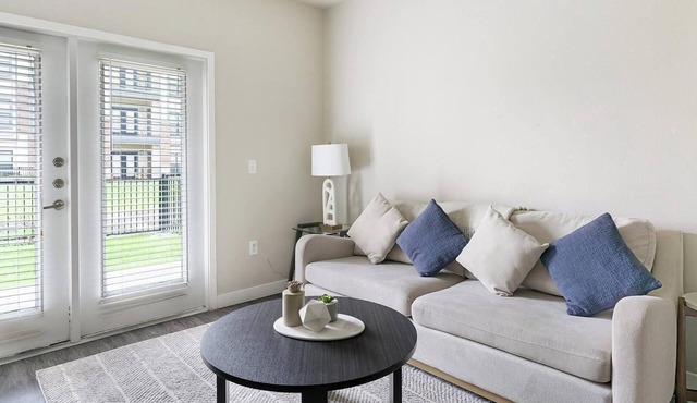 Landing | Stunning 2BD, Clubhouse, Pool