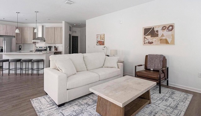 Landing | Stunning 2BD, Gym, Clubhouse