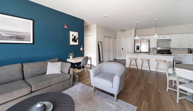 Landing | Stunning 2BD, Gym, Pool