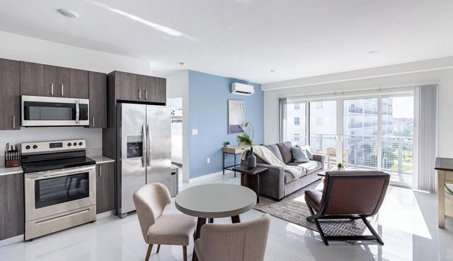 Landing | Stunning 2BD, Gym, Pool