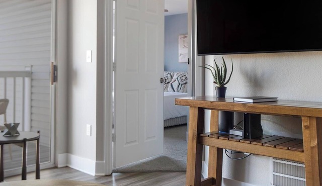 Landing | Stunning 2BD, Gym, Pool