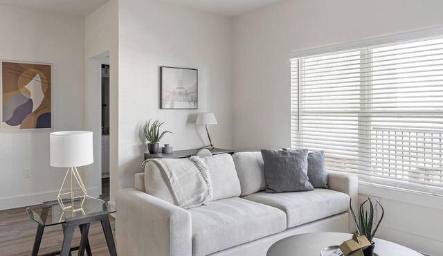 Landing | Stunning 2BD, Gym, Clubhouse