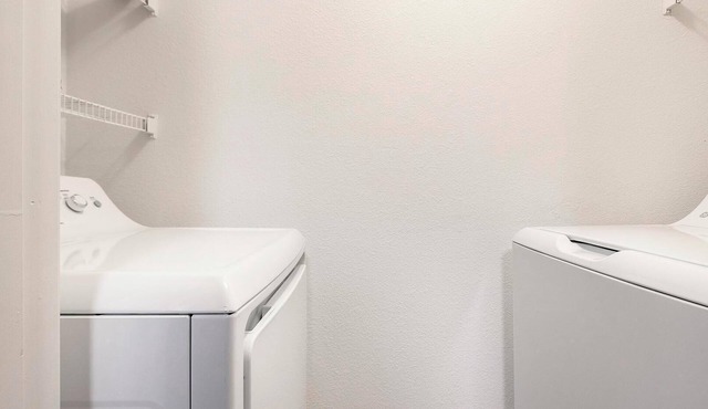 Landing | Stunning 2BD, Pool, Gym