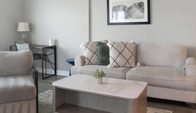 Landing | Stunning 2BD, Gym, Pool