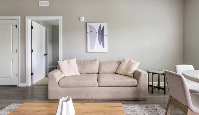 Landing | Stunning 2BD, Gym, Pool
