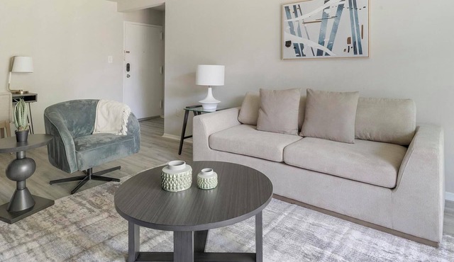 Landing | Stunning 2BD, Pool, Gym