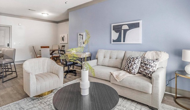 Landing | Stunning 3BD, Gym, Pool