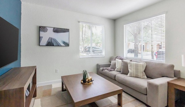 Landing | Stunning 3BD, Pool