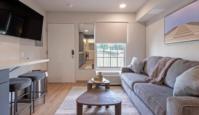 Landing | Stunning Studio in Downtown Hermitage