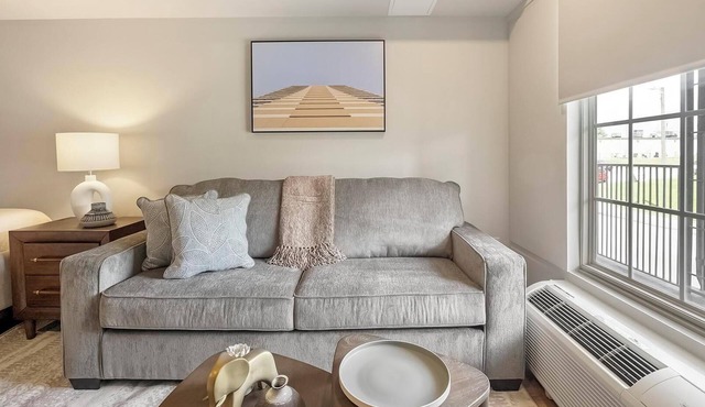 Landing | Stunning Studio in Downtown Hermitage