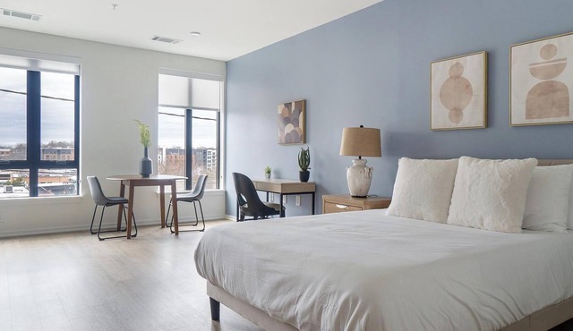 Landing | Stunning Studio, Pool, Gym