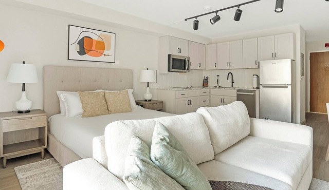 Landing | Stunning Studio, Pool, Gym
