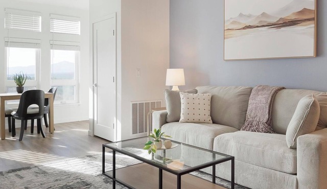 Landing | Stylish 1BD, Pool, Gym