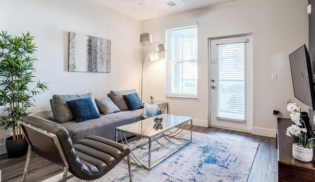 Landing | Stylish 1BD, Gym, Pool