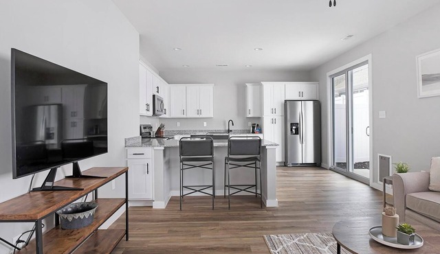 Landing | Stylish 1BD, Gym, Pool