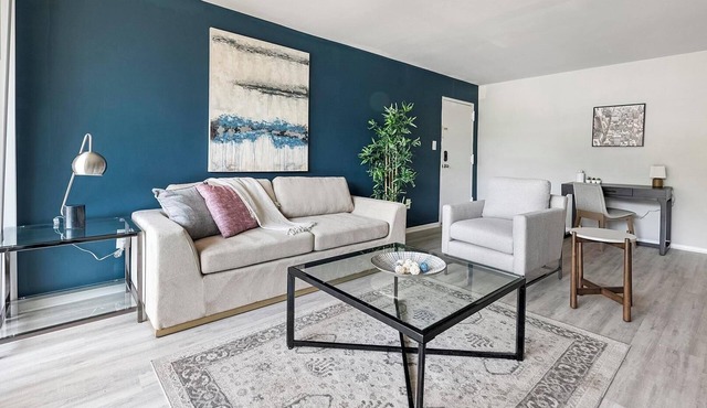 Landing | Stylish 1BD, Pool, Gym