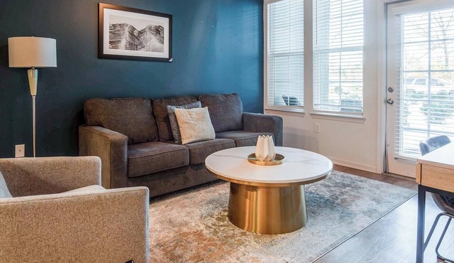 Landing | Stylish 1BD, Pool, Gym
