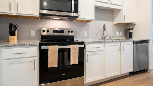Landing Stylish 1BD Pool Clubhouse