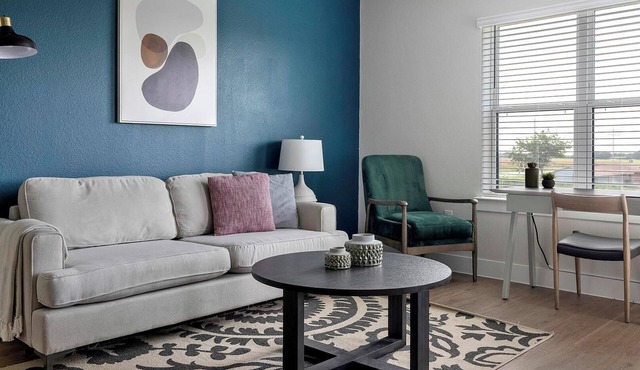 Landing | Stylish 2BD, Gym, Pool