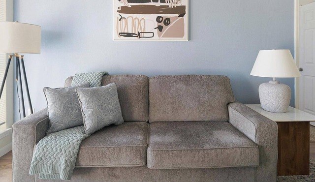 Landing | Stylish 2BD, Pool, Gym