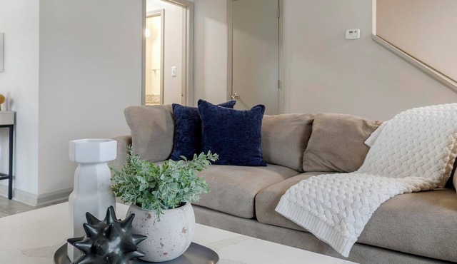 Landing | Stylish 2BD, Pool, Gym