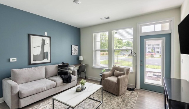 Landing | Stylish 2BD, Pool, Gym