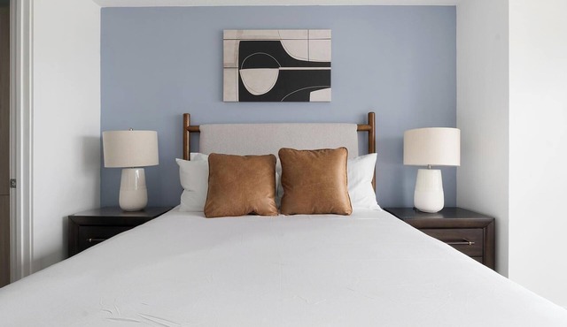 Landing | Stylish 2BD, Pool