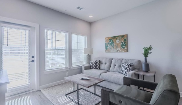 Landing | Stylish 2BD, Pool