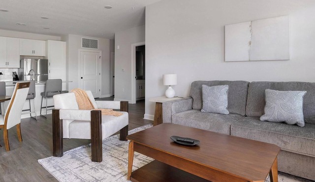Landing | Stylish 2BD, Pool