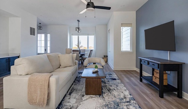 Landing | Stylish 3BD in Lee's Summit