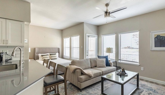 Landing | Stylish Studio, Courtyard, Pool