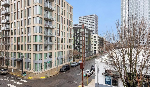 Landing | Stylish Studio, Courtyard, Gym