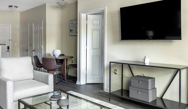 Landing | Stylish 2BD, Gym, Pool