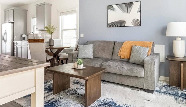 Landing | Stylish 3BD, Pool, Gym