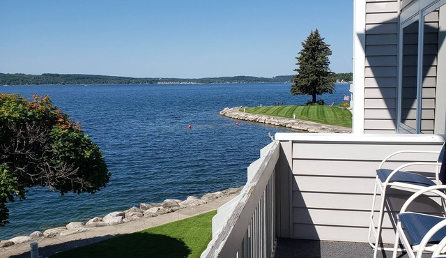 Landings Condo, Upper Unit, Fabulous Views over Lake Charlevoix/Boyne City