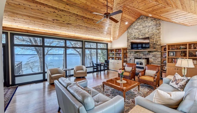 Landover Lodge by AvantStay | Waterfront + Dock